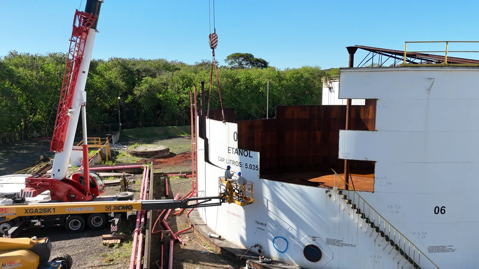 Guindaste içando estrutura metálica em demolição de alto risco
