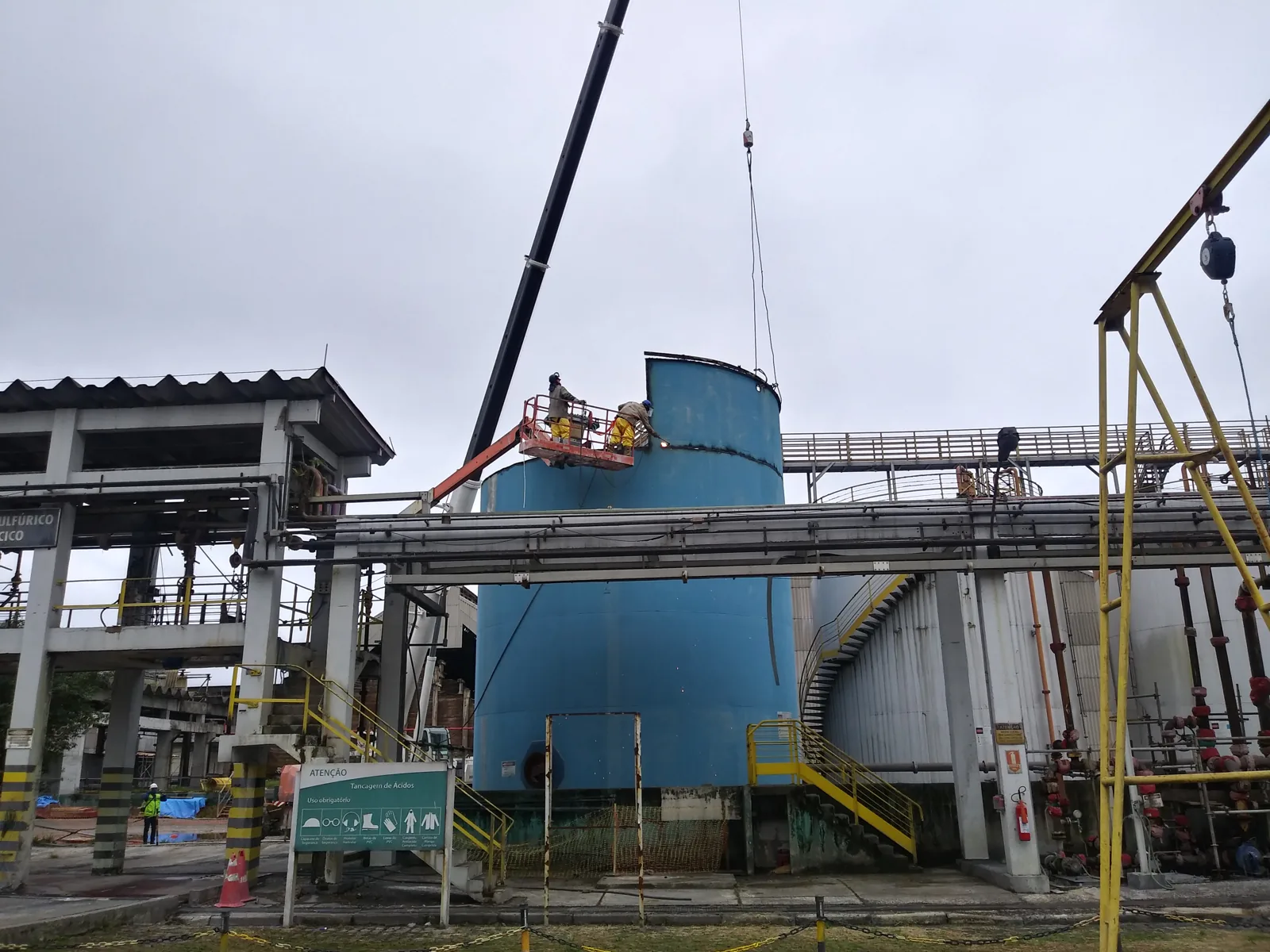 Equipe da Nobre Demolidora emoperação com guindaste em planta industrial