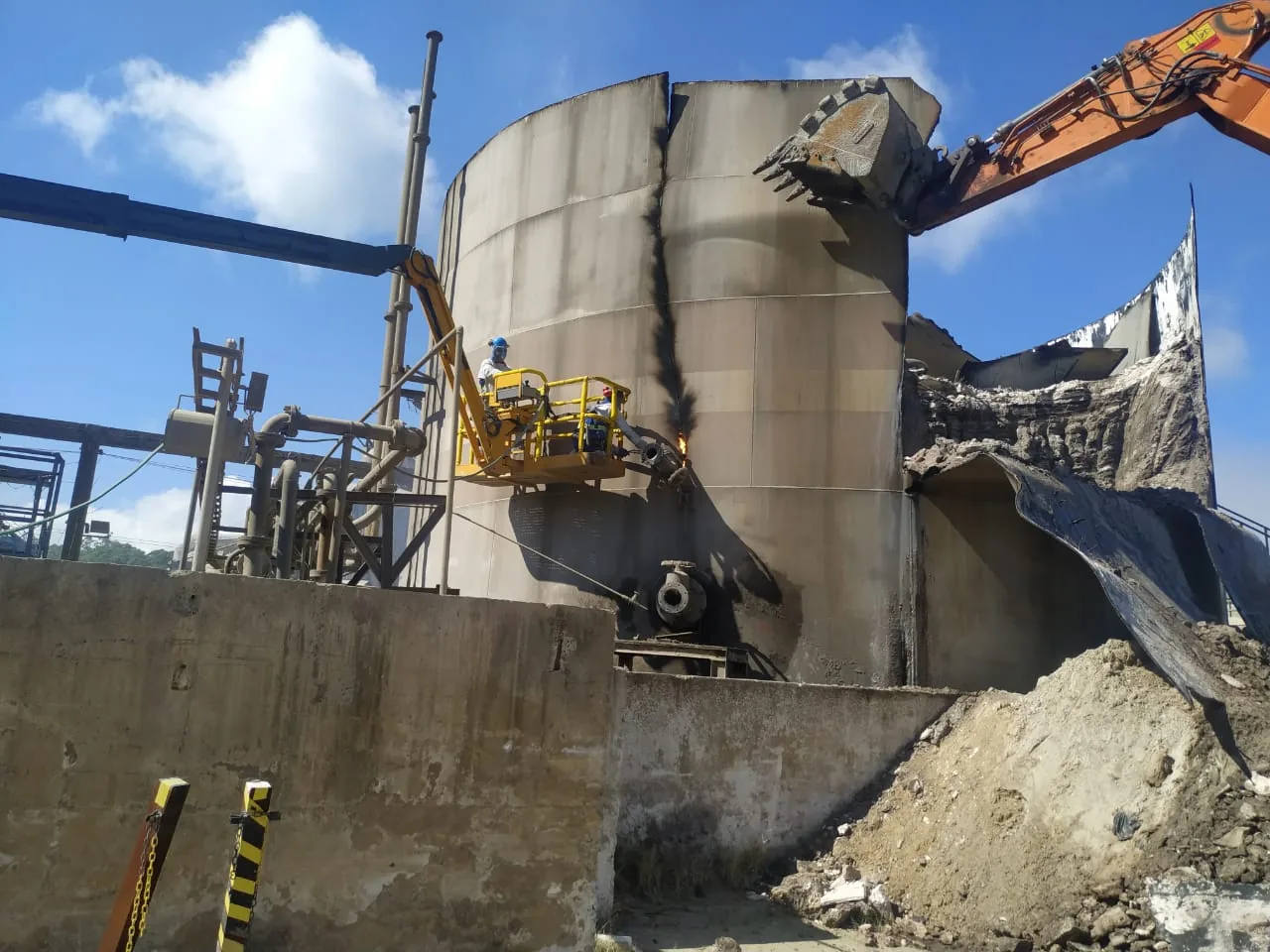 Demolição de tanque industrial em área contaminada