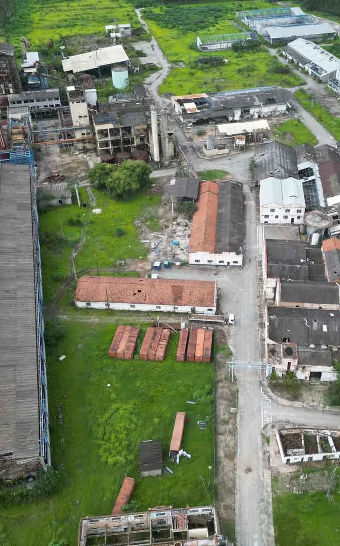 Vista aérea de complexo industrial adquirido pela Nobre Demolidora
