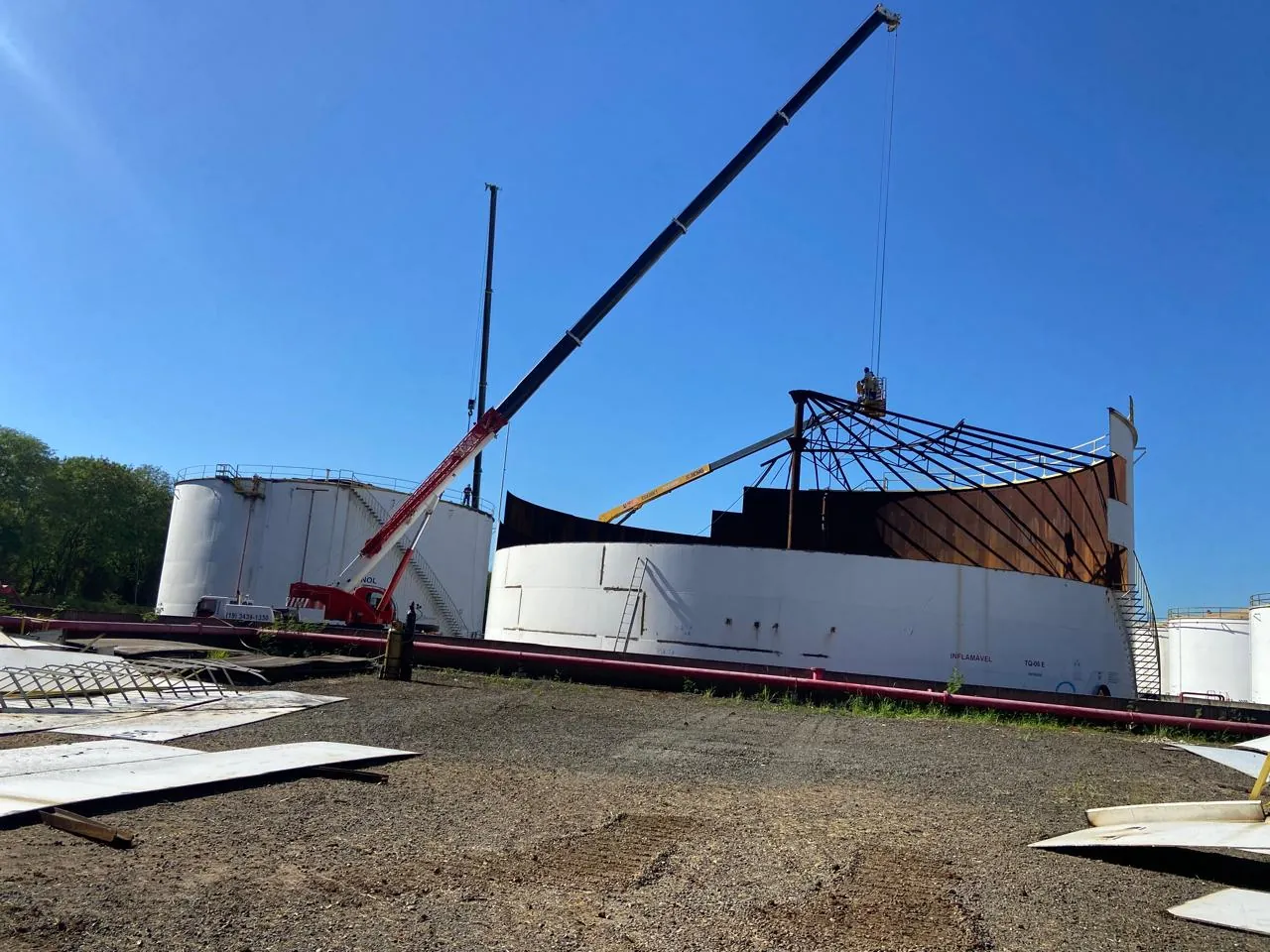 Remoção do teto de tanque de combustível com guindaste em descomissionamento industrial