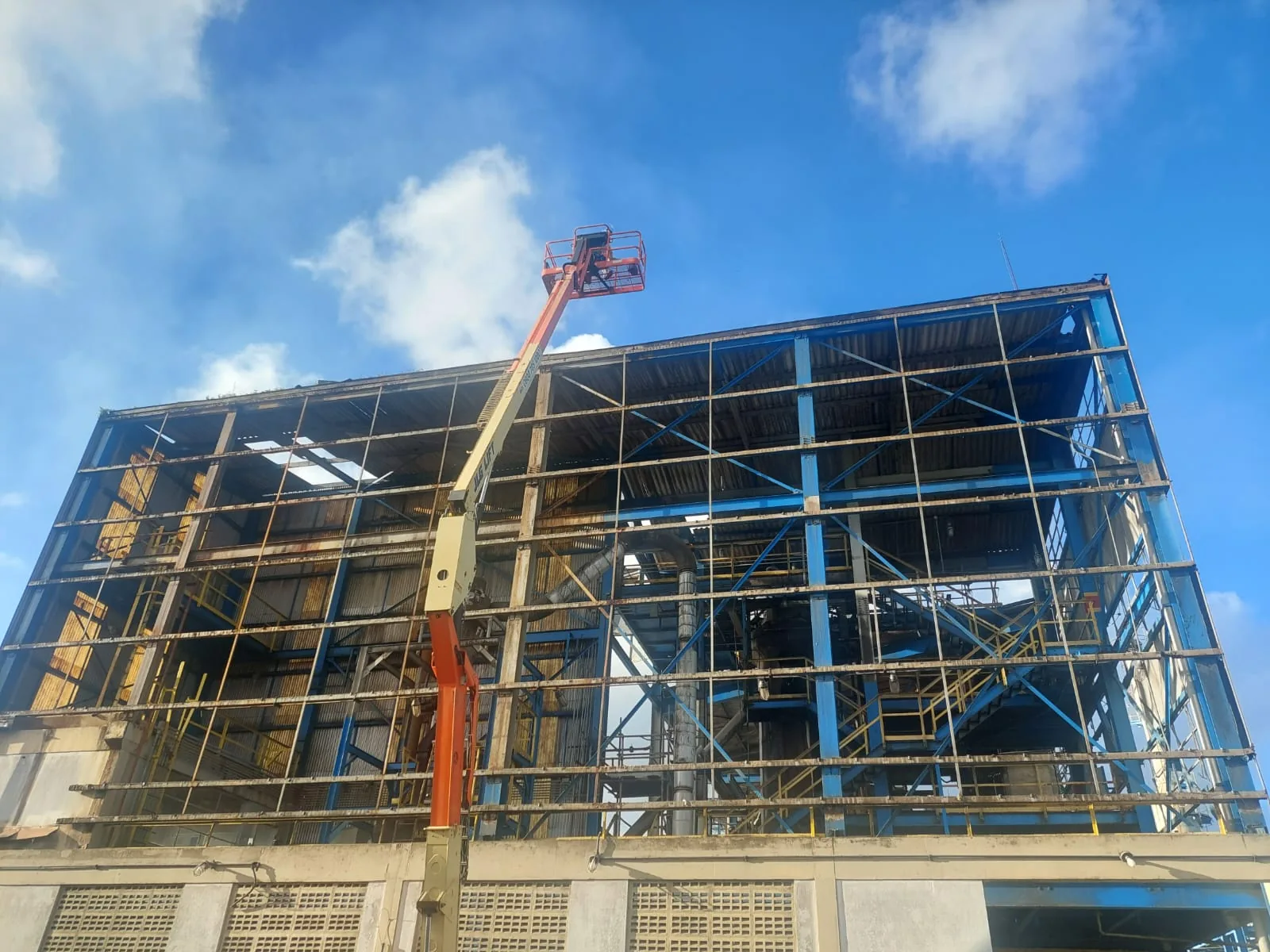 Plataforma elevatória no desmonte de estrutura metálica