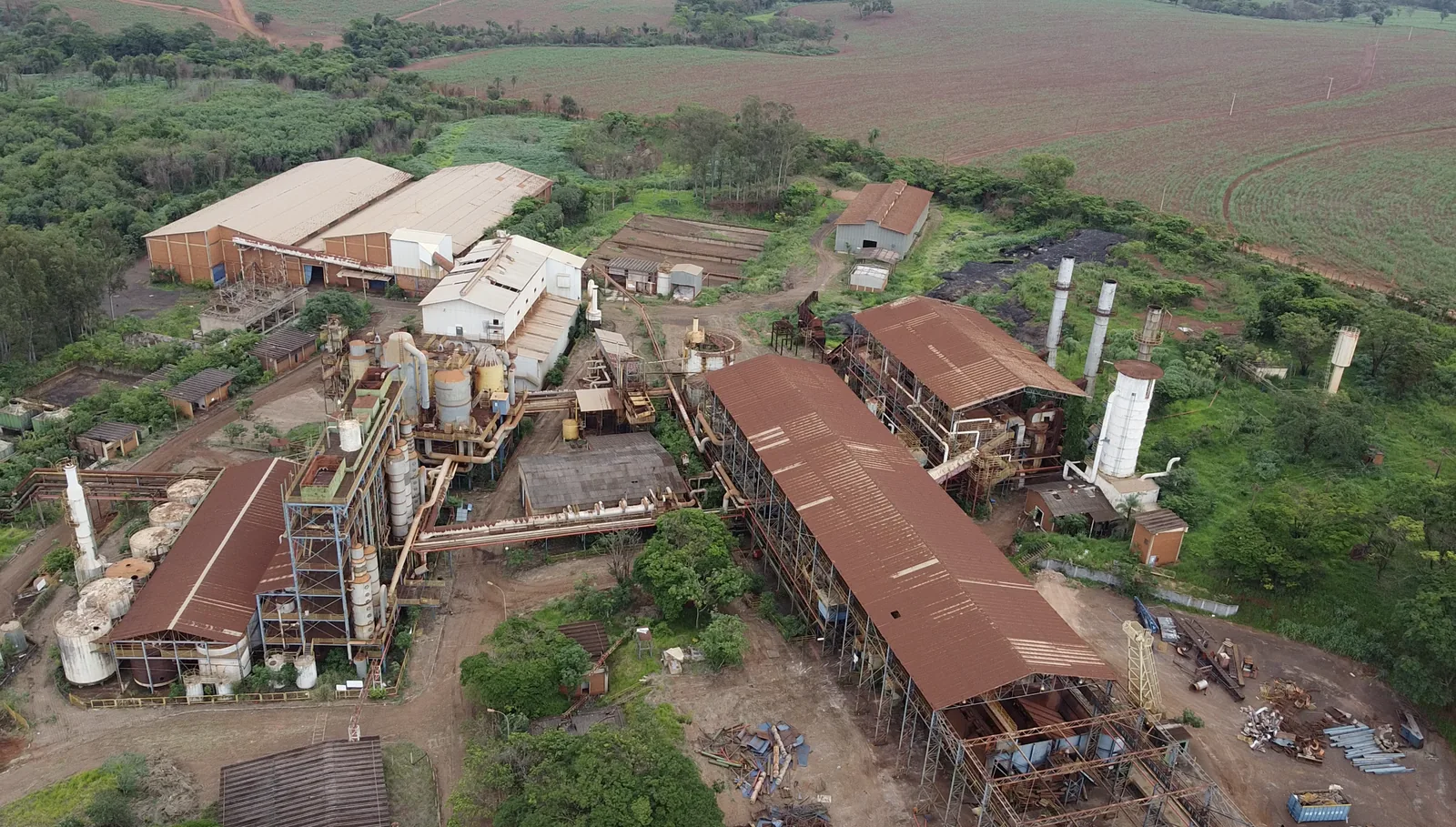 Planta fabril com galpões e silos em processo de demolição