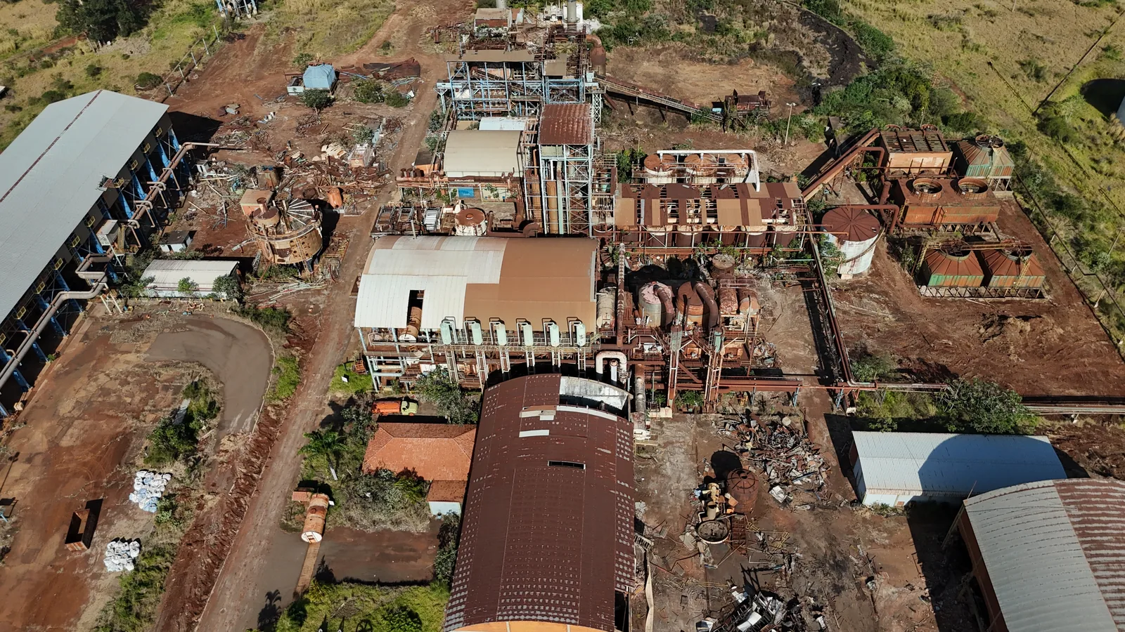 Demolição de fábrica com estruturas industriais já desmontadas