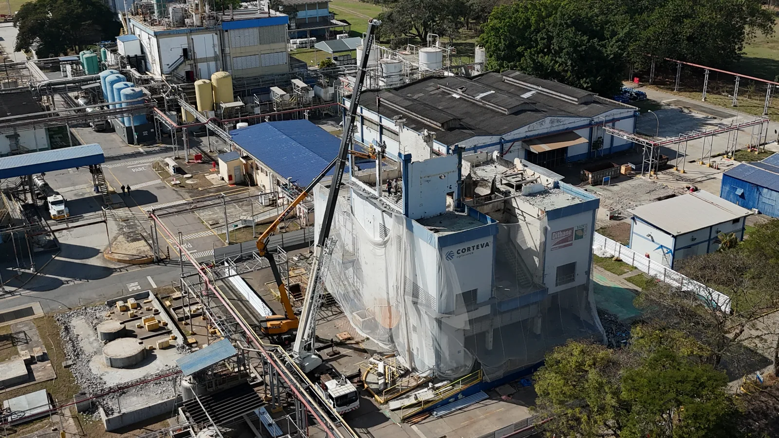 Planta industrial em demolição vista de cima