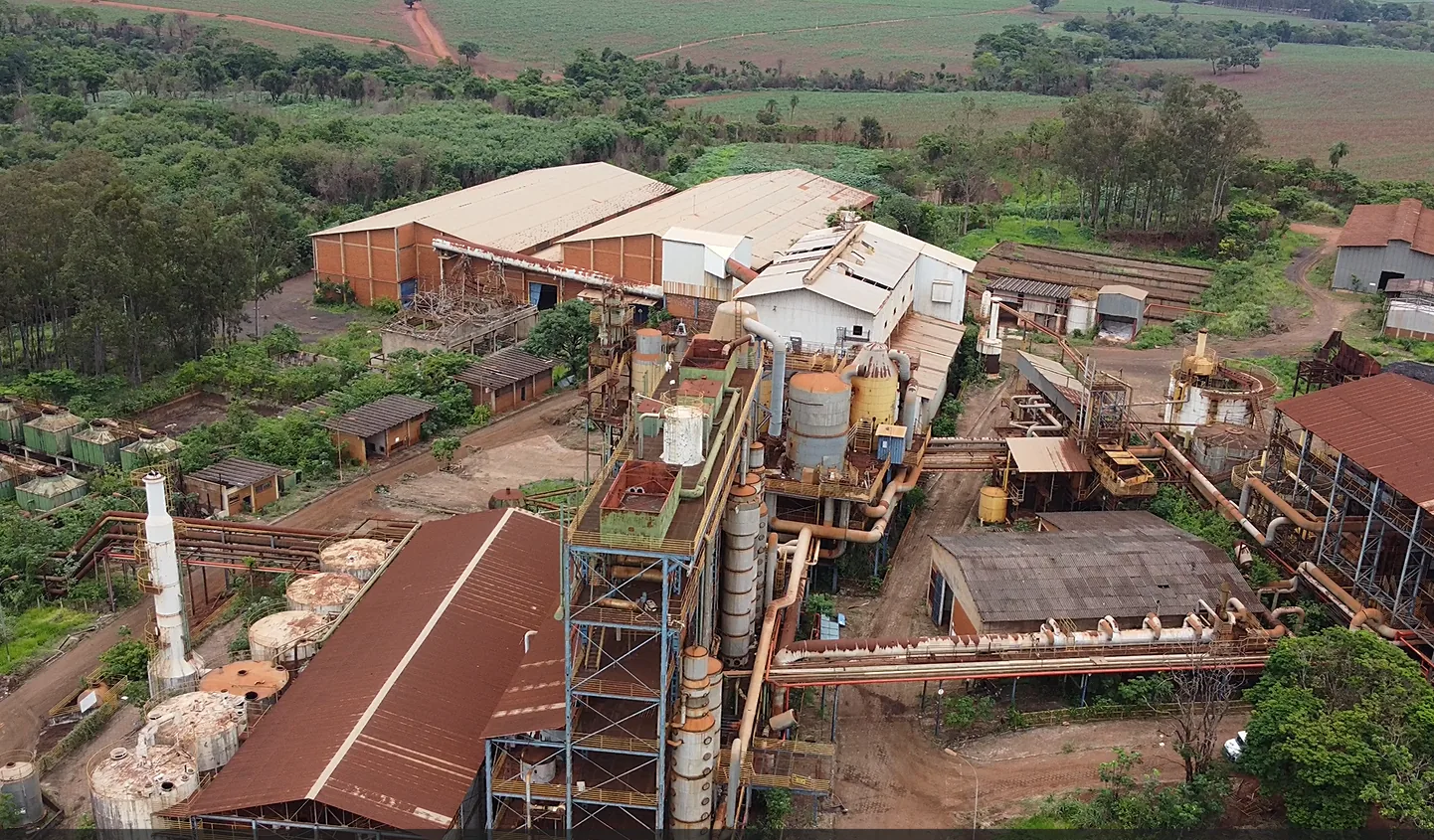 Planta industrial preparada para demolição, vista aérea