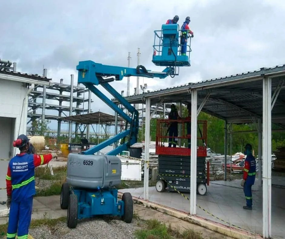 Equipe da Nobre Demolidora com EPI em desmonte manual de estrutura