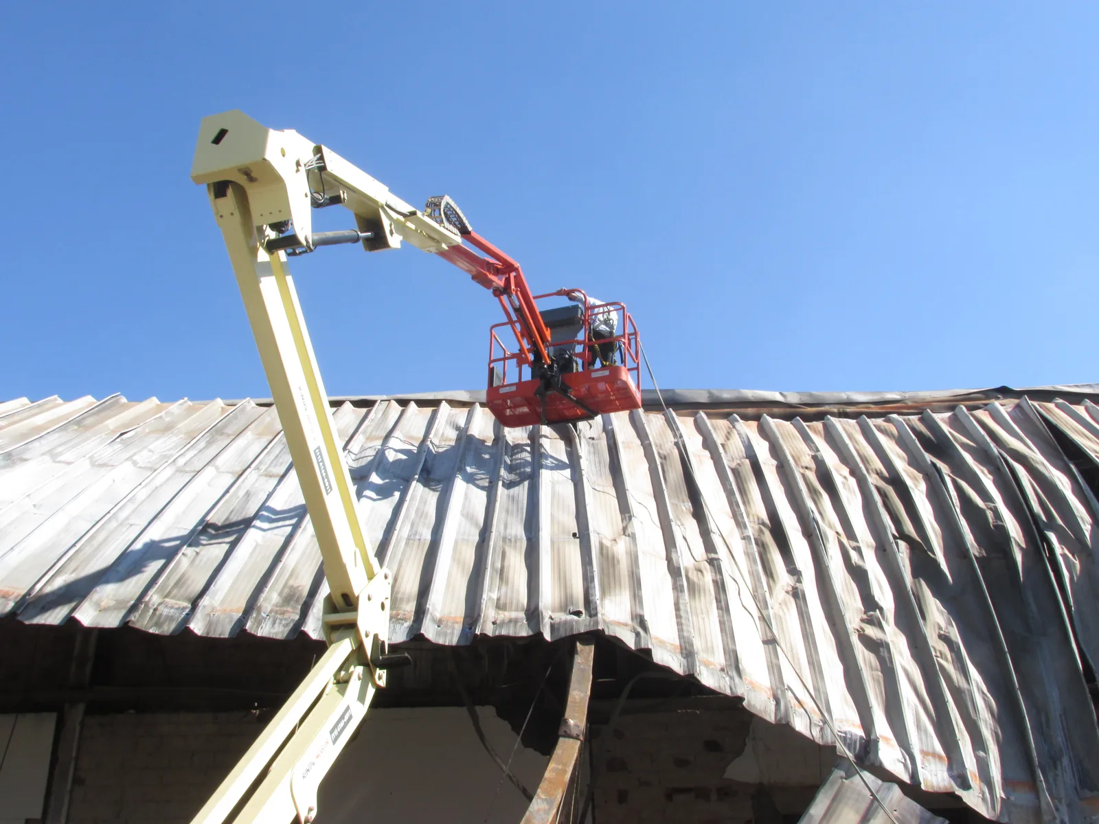 Plataforma elevatória em cobertura atingida por sinistro