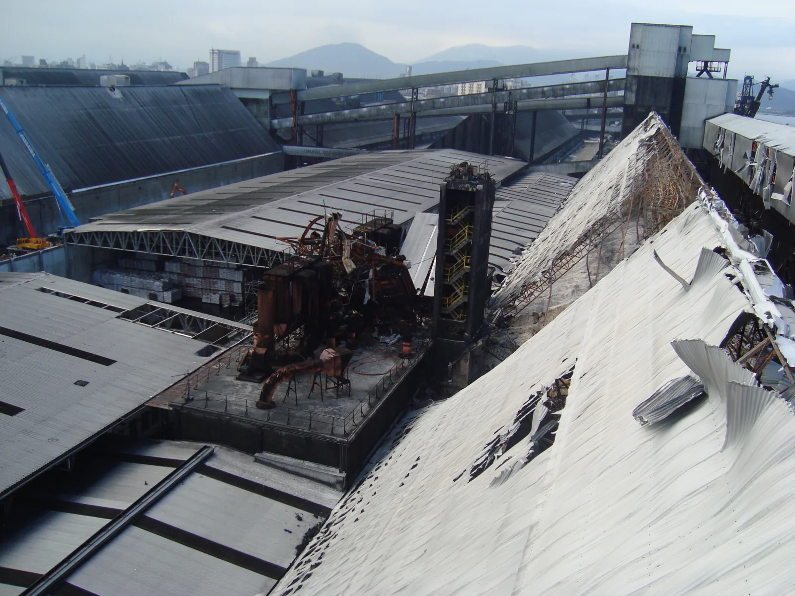 Estrutura industrial danificada por incêndio em obra da Nobre